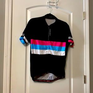 Great biking athletic shirt w/ pockets on back.